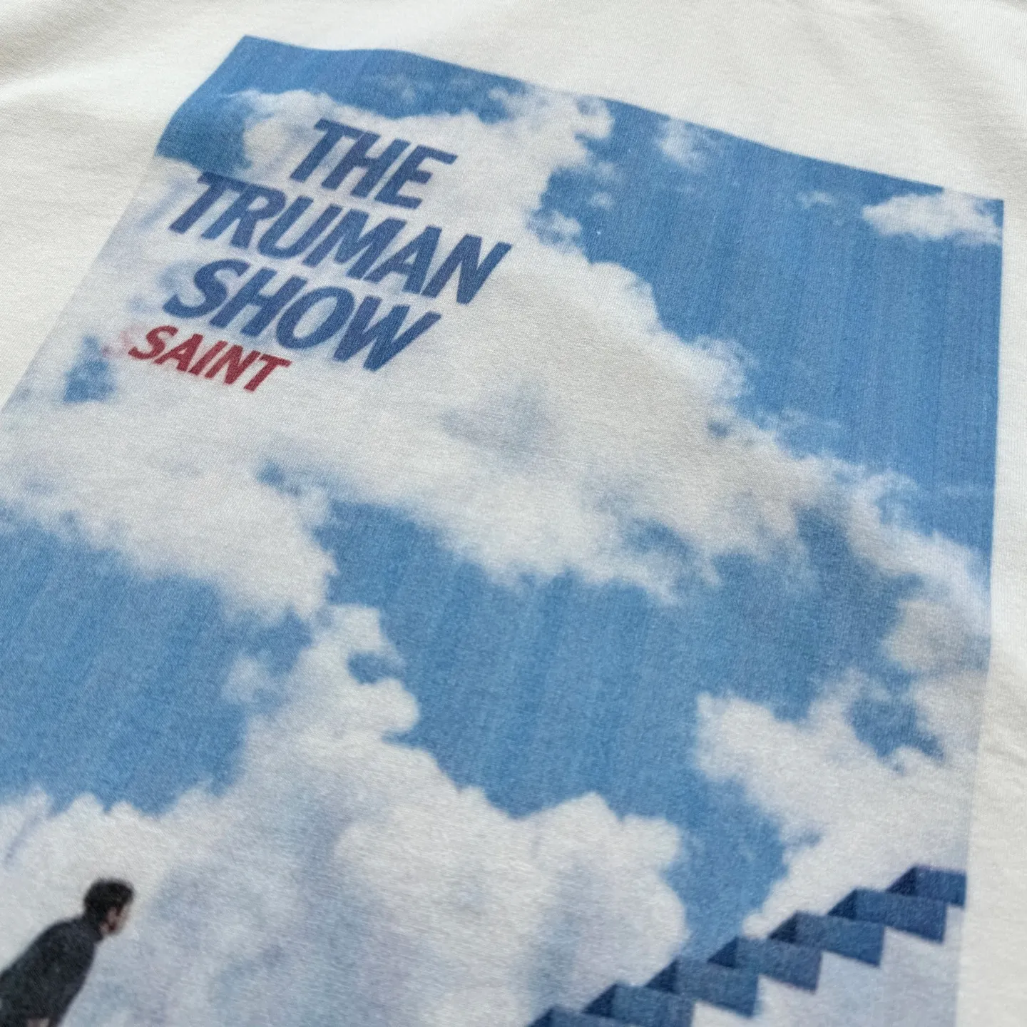 P158 # CTS-100 Saint tribute to the movie "The Truman Show" limited co-branded long-sleeved version. Original 280g heavyweight fabric after washing. Retro single stitch heaven and earth needle crafts. Heavy Assute fermentation mill wash water. White ink direct-jet printing. Size: S M L XL Saint’s latest 10.11 long-sleeved product is a limited edition co-branded with the movie “The Truman Show.” This long-sleeved product uses brand-new customized fabrics that are consistent with the original version. This is also the point of view explained by the manager Yuta Hosokawa at this year’s Paris Fashion Week. He wants to express his own brand Saint Michael has made a new and comprehensive upgrade. Compared with the old model, the new fabric has a higher count and heavier weight. With the blessing of the garment fermentation mill and washing process, the hand feel and texture are ceiling-level. Brothers will know our sincerity when they get it!    Going back to the theme of this item, the front print is a sublimated scene at the end of the movie "The Truman Show". The protagonist Truman bravely faces reality, breaks through the false cage, and looks for freedom and truth.    The back print is a classic line in the movie, "If I never see you again, I wish you good morning, good afternoon, and good night." "Life is like a play, and play is like life." The entire garment is made using the most common and complex single-needle sewing process (commonly known as the single-thread heaven-and-earth needle) found in vintage vintage brands such as Saint Michael.